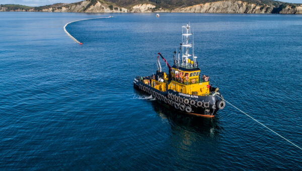 Towing the pipestrings into position along the Thames Coast